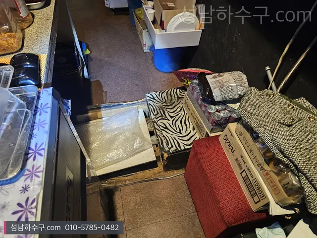싱크대 하부장 안으로 스프링 장비를 넣는 작업