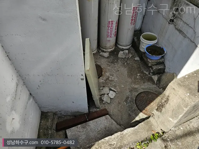 지하 계단 옆으로 지나는 배관