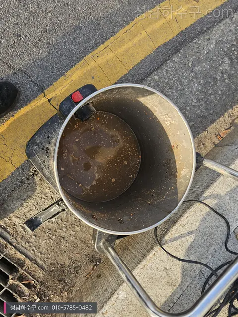 세척 후 걷어낸 슬러지가 담긴 통