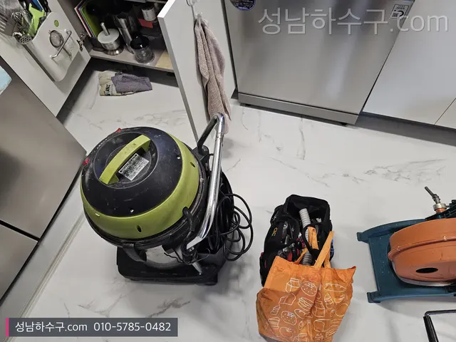 진단 장비를 펼쳐 놓은 현장