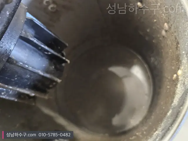 배관 안쪽을 들여다본 모습