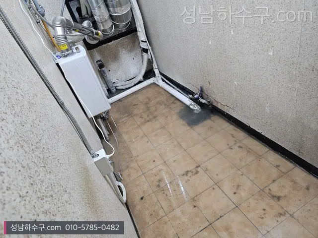 가게 주방 바닥의 트렌치