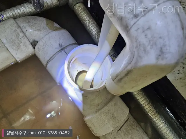 접합부에 물이 맺힌 배관