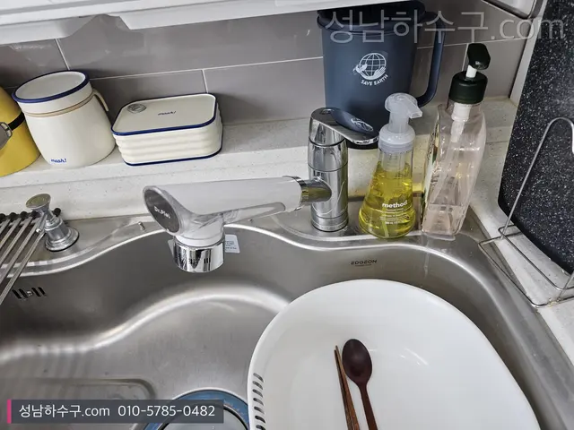싱크대 수전과 개수대