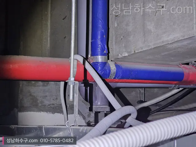 기계실의 색 표시된 배관