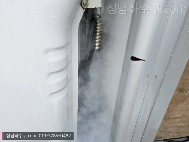 해빙 작업 중 수증기가 오르는 배관