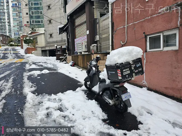 눈이 쌓인 골목