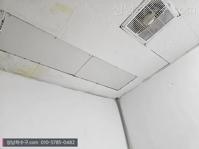 신축 건물 천장의 점검구