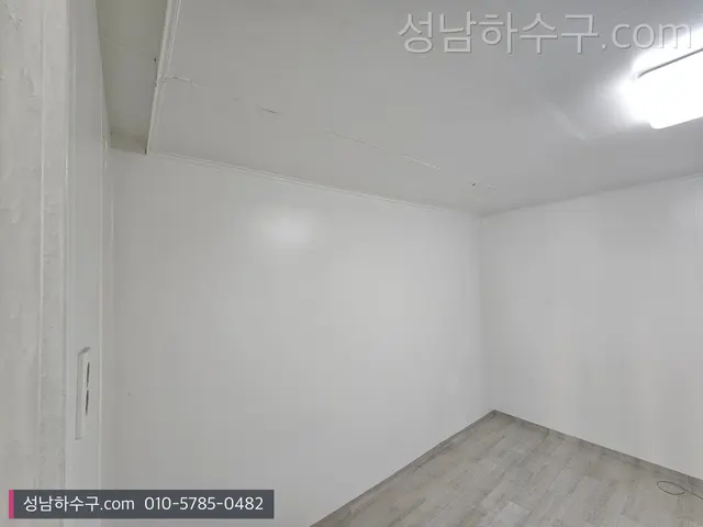 비어 있는 원룸 내부