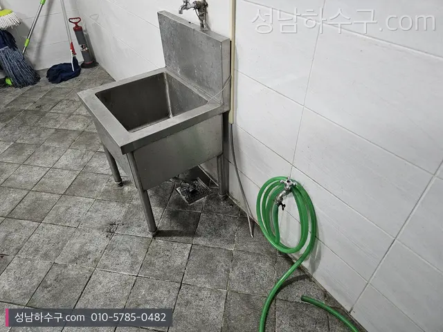 상가 주방의 스테인리스 씽크와 호스