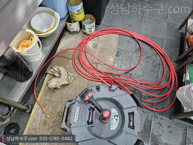 현장에 펼쳐 놓은 배관 장비