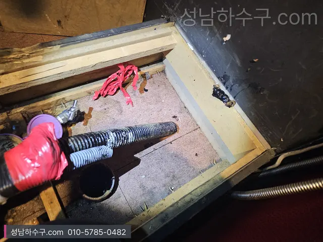 청소구를 열고 고압세척 호스를 공용관에 넣는 작업