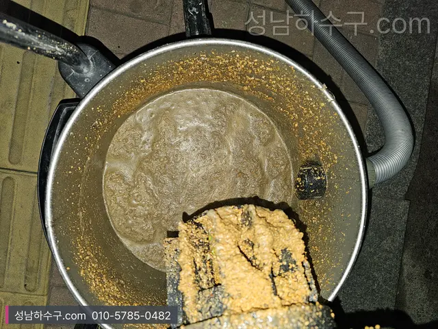 세척 뒤 걷어낸 슬러지가 담긴 통