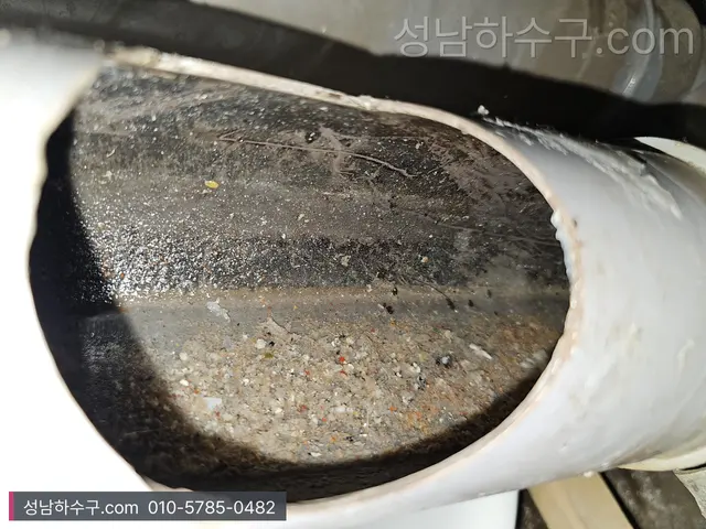 관 벽에 두껍게 붙은 스케일 층의 단면