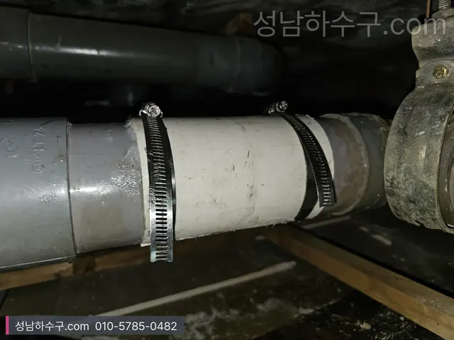처진 구간을 잘라내고 이음 부속으로 연결한 배관
