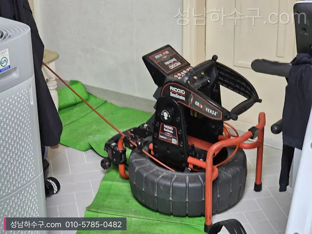 세척 호스 릴과 내시경 장비를 나란히 둔 현장