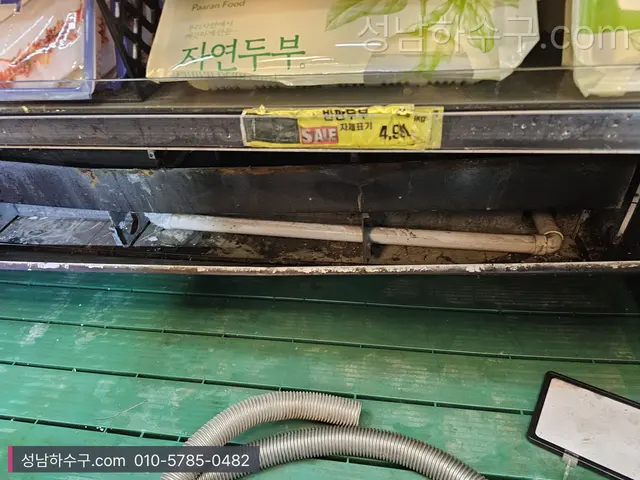 세척 전 매장 바닥 트렌치 안쪽에 쌓인 슬러지