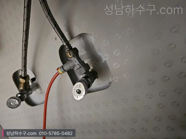 벽에서 나온 앵글밸브와 변기 급수호스 연결부