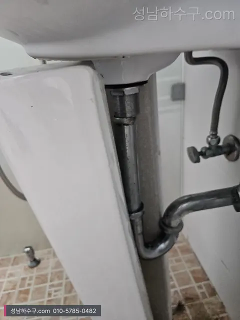 세면대 아래 P트랩과 벽 앵글밸브가 보이는 하부