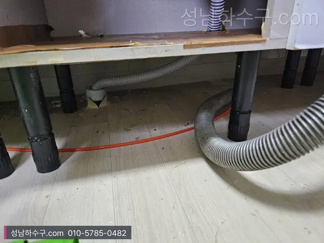 실내기 아래 바닥으로 내려온 에어컨 드레인 호스