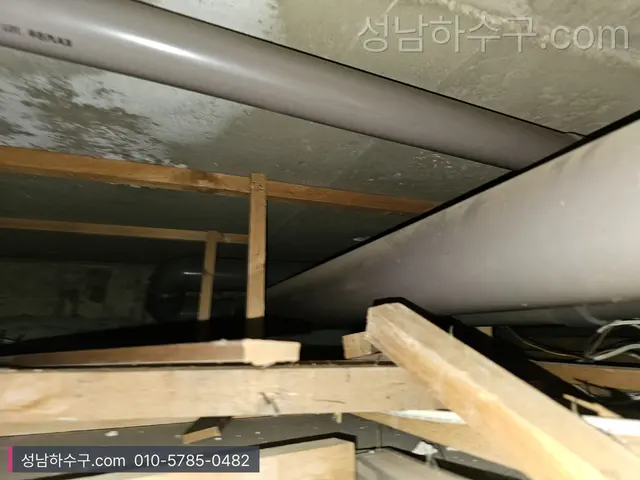 천장 점검구를 열어 본 천장 속 배관