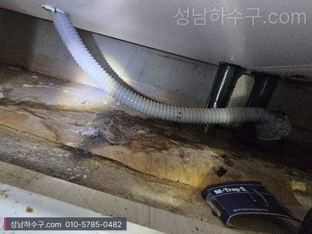 벽 속 매립 배수관 합류부의 주름관 연결
