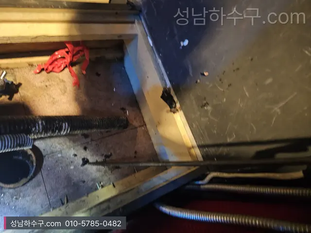 바닥 배수구를 열고 스프링을 넣는 작업
